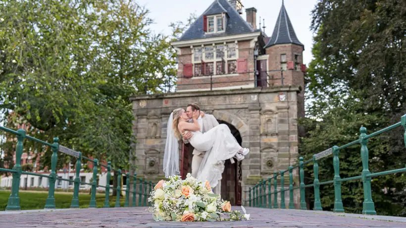 Bruidspaar voor de Oostertoren in Hoorn