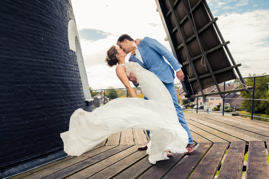 Trouwreportage op de Kerkhovense molen in Oisterwijk. De bruidsjurk wappert mooi in de wind.