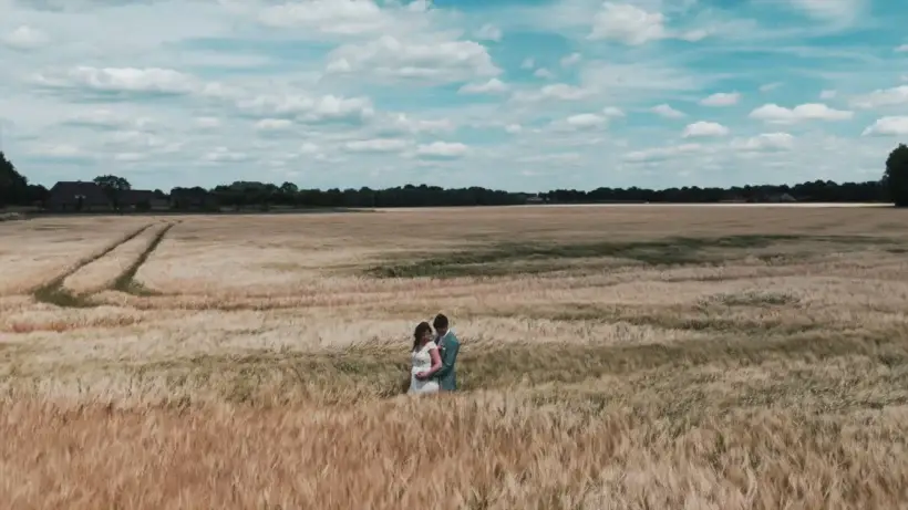 Home-fall-back-bruidspaar-in-graan